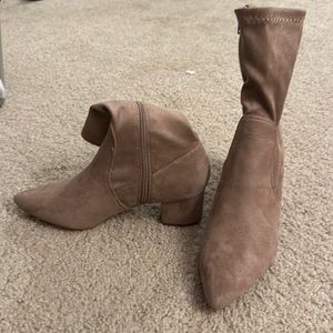 NWT Lulus tan suede booties